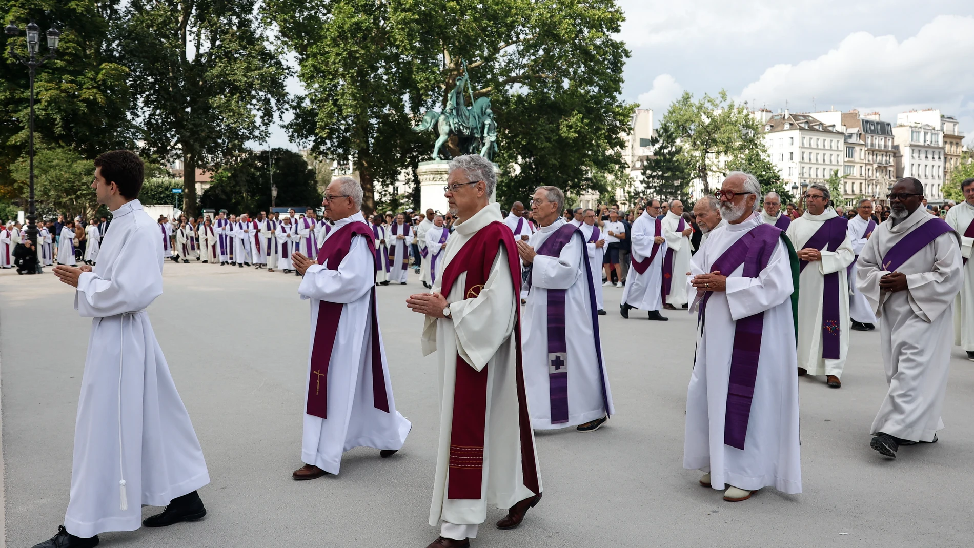 Paris (France), 23/07/2025.- Clerics attend the funeral ceremony of French Cardinal Andre Vingt-Trois at Notre Dame de Paris cathedral, in Paris, France, 23 July 2025. Cardinal Vingt-Trois, the Archbishop emeritus of Paris, died on 18 July 2025 at the age of 82. (Cardenal, Francia) EFE/EPA/MOHAMMED BADRA