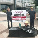 Un grupo de ciudadanos protesta en Bruselas contra la decisión de retirar paradas del AVE en Sanabria