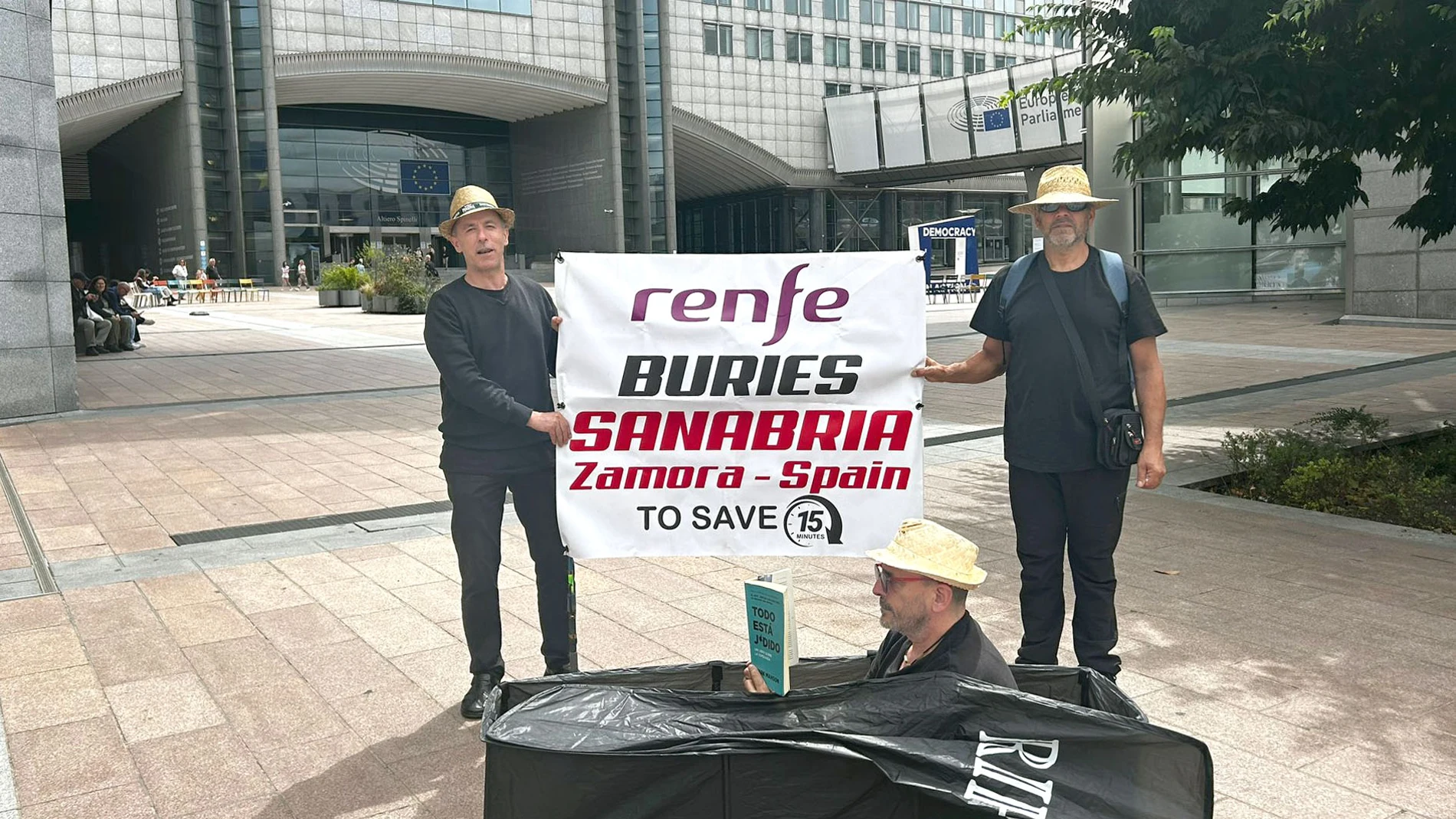 Un grupo de ciudadanos protesta en Bruselas contra la decisión de retirar paradas del AVE en Sanabria