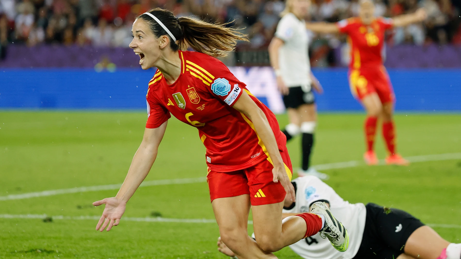 ZÚRICH (SUIZA), 23/07/2025.- La centrocampista de la selección española, Aitana Bonmatí, celebra el primer gol del combinado español durante el encuentro correspondiente a la semifinal de la Eurocopa Femenina 2025 que disputan hoy miércoles las selecciónes de Alemania y España en el estadio Letzigrund de Zúrich (Suiza). EFE/ Ana Escobar