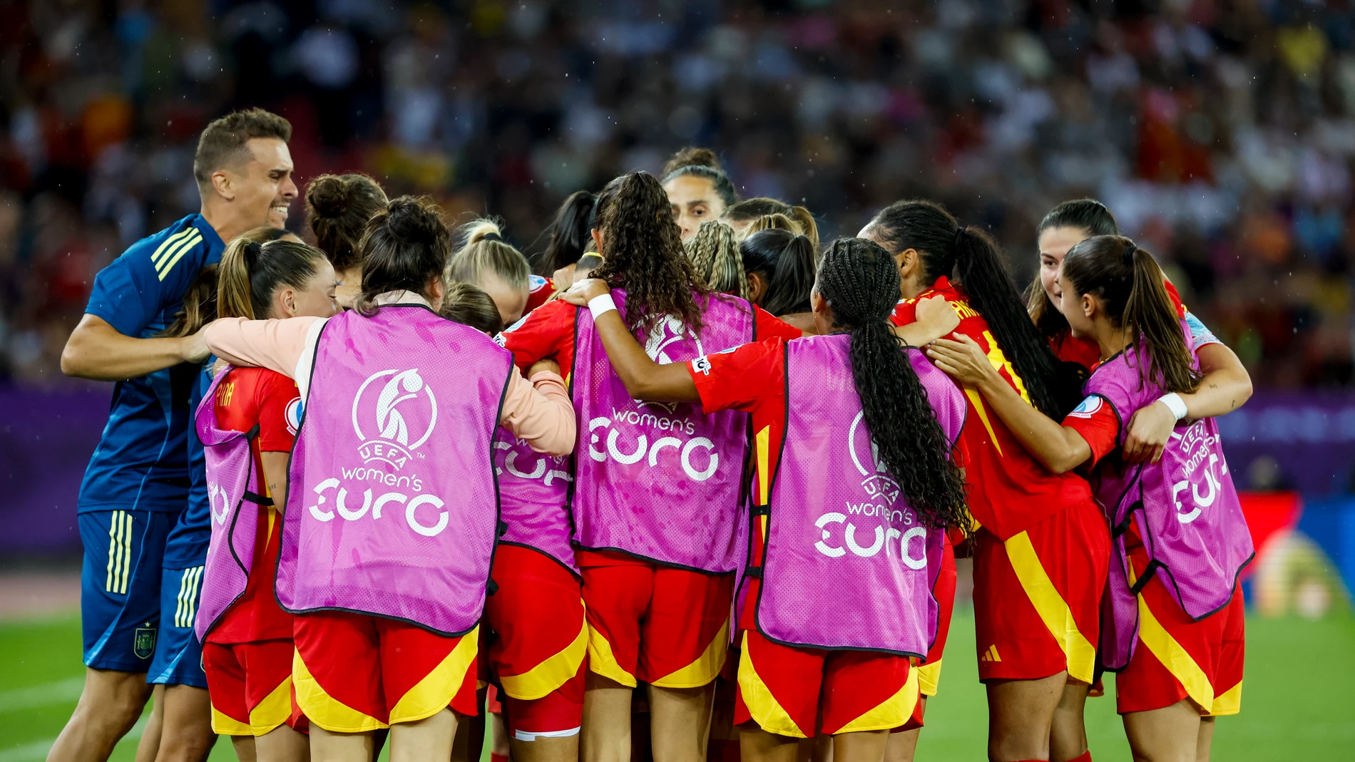 ZÚRICH (SUIZA), 23/07/2025.- Las jugadoras de la selección española celebran tras marcar ante Alemania, durante el encuentro correspondiente a la semifinal de la Eurocopa Femenina 2025 que disputan hoy miércoles las selecciónes de Alemania y España en el estadio Letzigrund de Zúrich (Suiza). EFE/ Ana Escobar