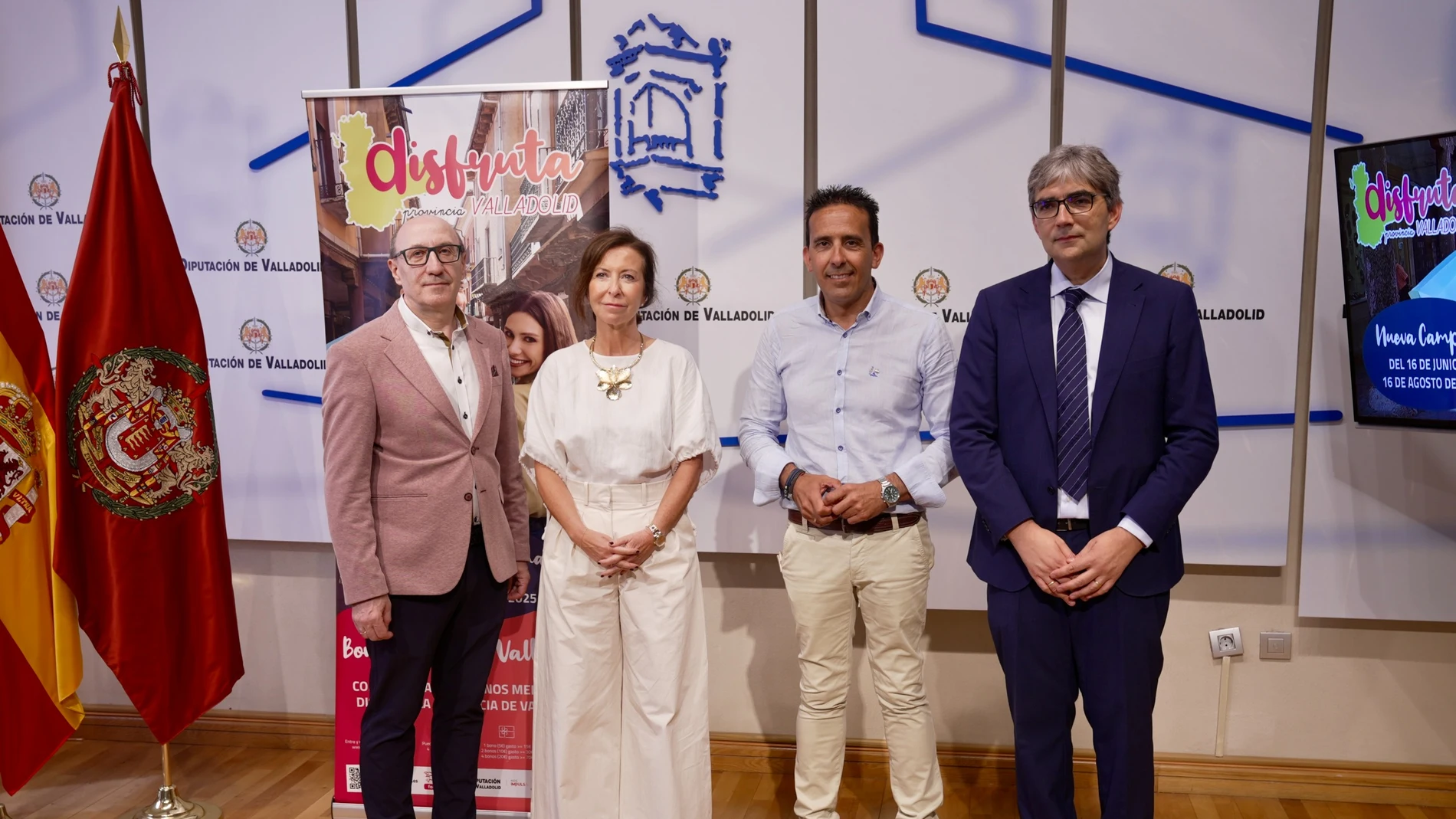 La directora general de Comercio y Consumo de la Junta de Castilla y León, Maria Pettit, el diputado de Promoción Agroalimentaria y Consumo, Moisés Santana y el presidente de la Federación de Comercio y Servicios de Valladolid (FECOSVA), Jesús Herreras, han valorado la 4ª edición de la campaña de promoción ‘Bonos Disfruta la Provincia de Valladolid’