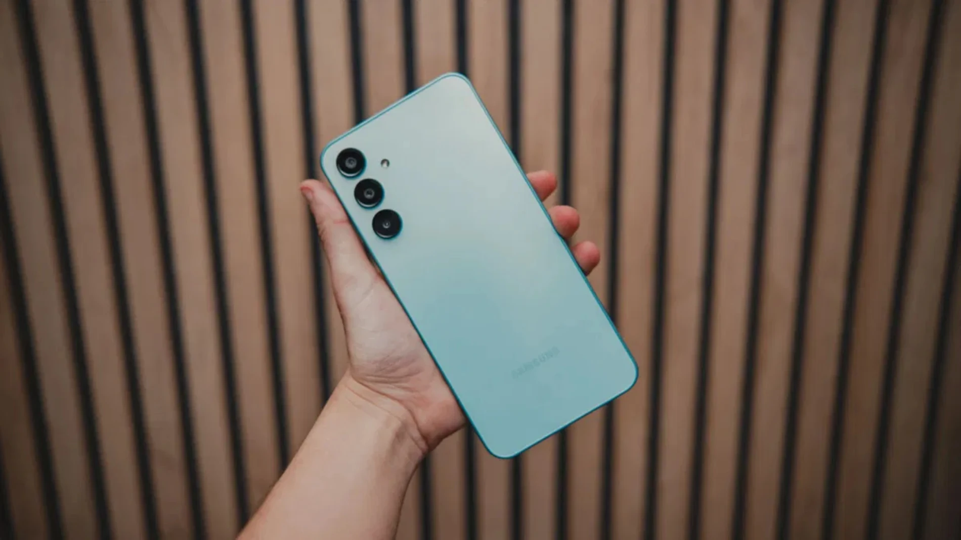 La parte trasera del Samsung Galaxy A16 5G en su acabado 'Light Green'