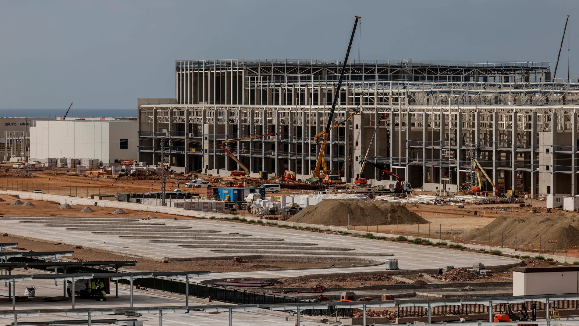 La apertura del vial estructural de Parc Sagunt II donde se sitúa la Gigafactoría, a 23 de julio de 2025, en Valencia, Comunidad Valenciana (España). Este vial conectará la A-7 y la V-23 con la urbanización de Parc Sagunt II, la ampliación del Área Logística de Sagunt que tiene como objetivo consolidar uno de los mayores parques empresariales de Europa. 23 JULIO 2025 Rober Solsona / Europa Press 23/07/2025