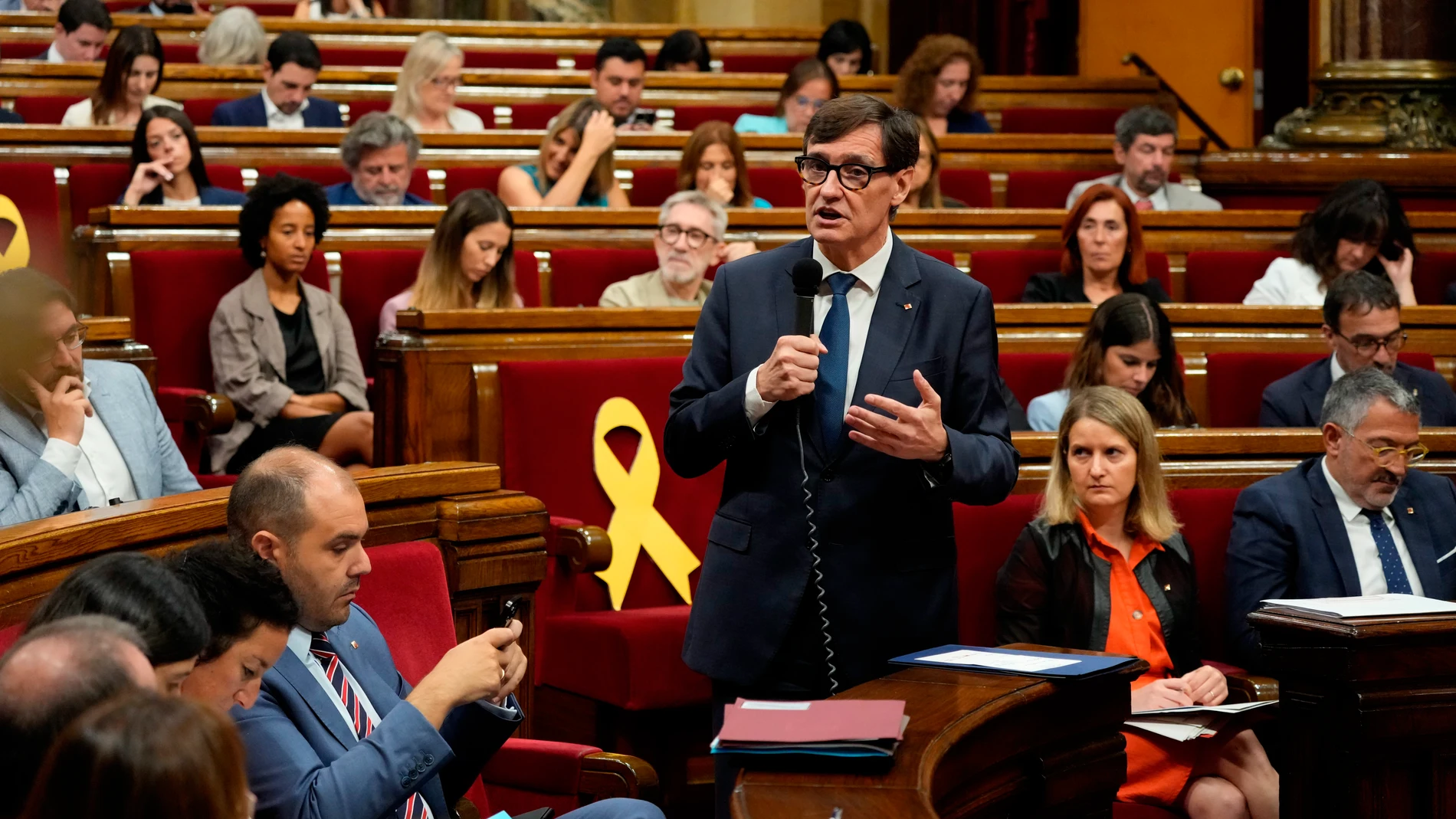 GRAFCAT731. BARCELONA, 23/07/2025.- El presidente de la Generalitat, Salvador Illa, durante una de sus intervenciones en la sesión de control al gobierno catalán en el pleno del Parlament, al día siguiente de comparecer para hablar sobre las investigaciones judiciales por casos de corrupción que afectan al PSOE. EFE/Enric Fontcuberta