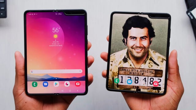 Un Samsung Galaxy Fold junto a un Escobar Phone Fold. Realmente son el mismo móvil