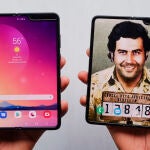Un Samsung Galaxy Fold junto a un Escobar Phone Fold. Realmente son el mismo móvil