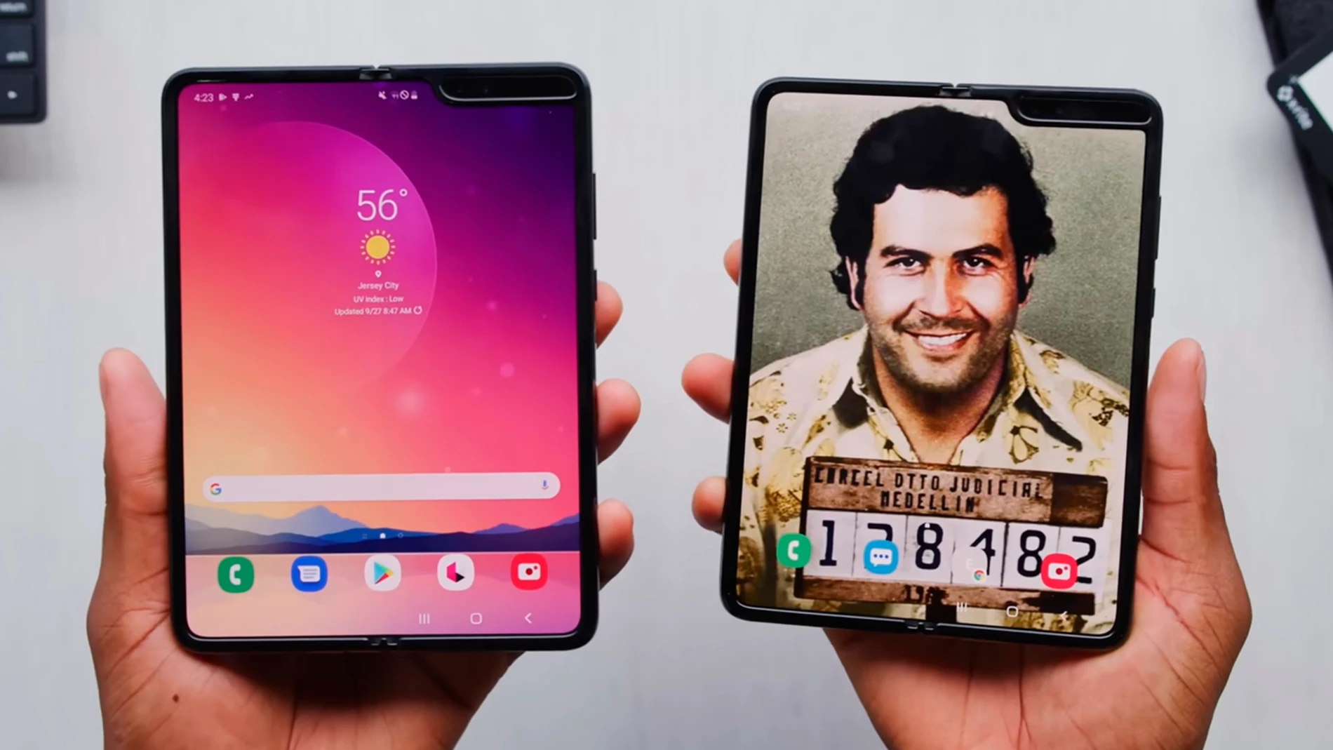 Un Samsung Galaxy Fold junto a un Escobar Phone Fold. Realmente son el mismo móvil
