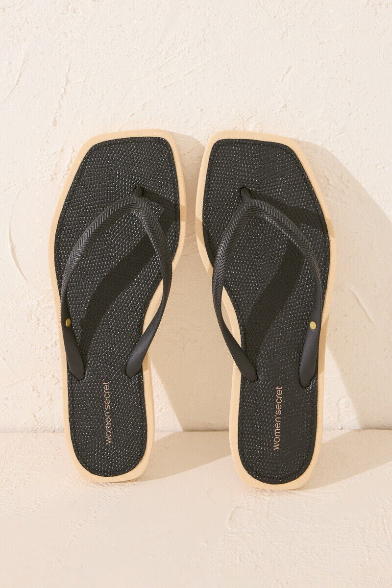 Chanclas punta cuadrada efecto serpiente.