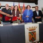  La consejera de Agricultura, Ganadería y Desarrollo Rural, María González Corral, acompañada de la secretaria de estado de Agricultura, Begoña García; del presidente de la Comunidad de Regantes, Juan José Caminero; y del presidente de SEIASA, Francisco Mulero, entre otros, asisten a la firma del convenio para la modernización de la Comunidad de Regantes Carrión Saldaña-Villamoronta Fase II