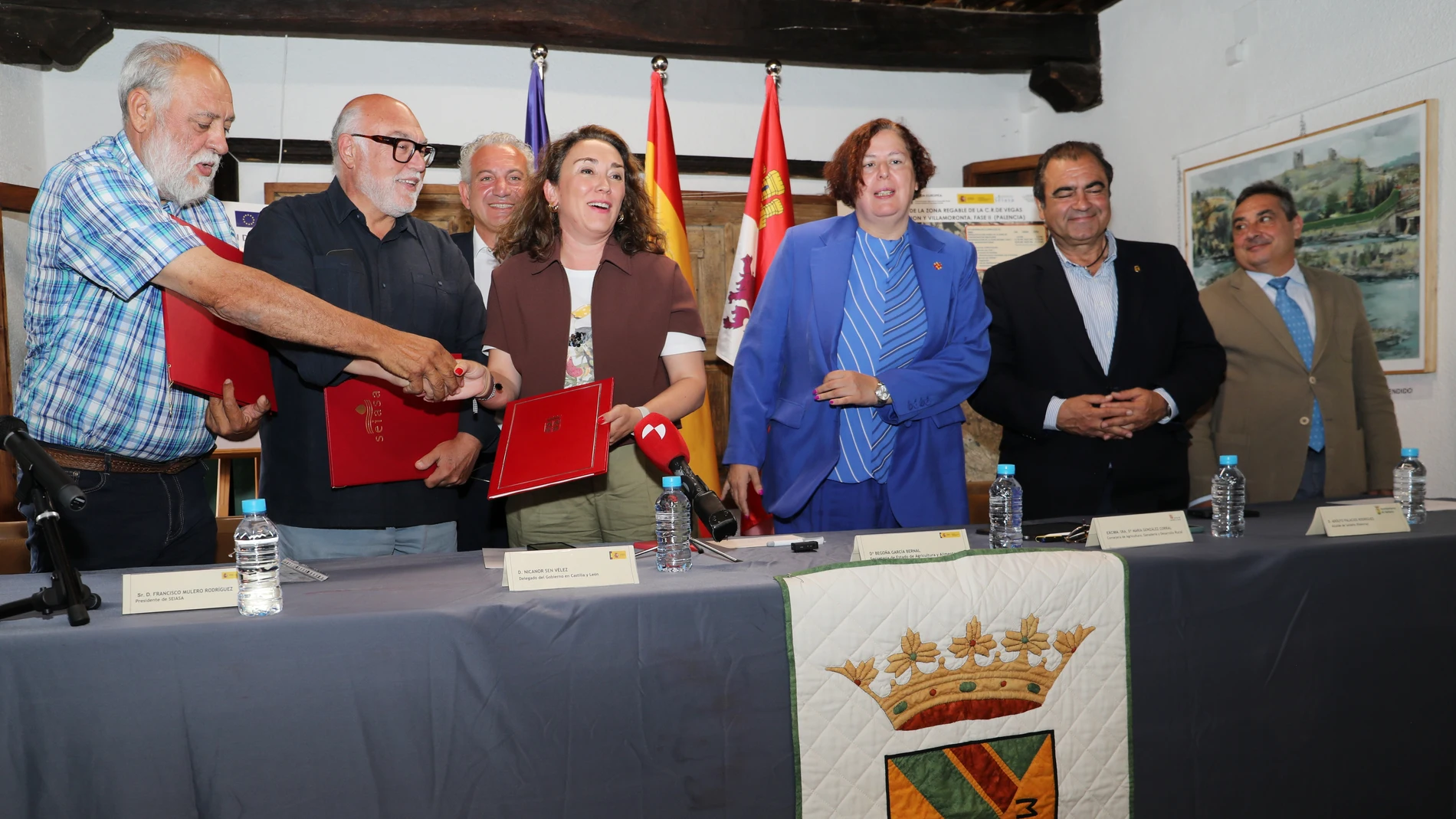 La consejera de Agricultura, Ganadería y Desarrollo Rural, María González Corral, acompañada de la secretaria de estado de Agricultura, Begoña García; del presidente de la Comunidad de Regantes, Juan José Caminero; y del presidente de SEIASA, Francisco Mulero, entre otros, asisten a la firma del convenio para la modernización de la Comunidad de Regantes Carrión Saldaña-Villamoronta Fase II