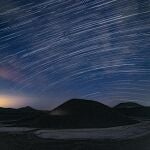 Lluvia de estrellas en el cielo nocturno