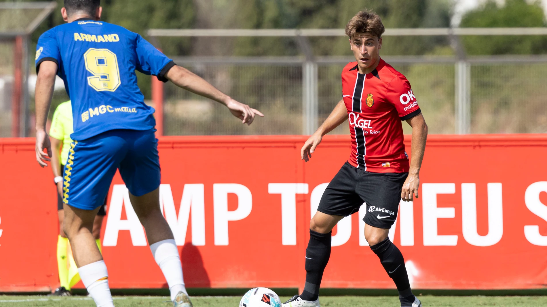 PALMA DE MALLORCA, 23/07/2025.- El nuevo jugador del Mallorca Pablo Torre (d) ante Armand, del Sant Andreu, durante el partido amistoso disputado este miércoles en Palma de Mallorca. EFE/Cati Cladera