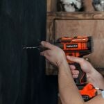 El secreto mejor guardado del bricolaje en casa: este taladro percutor lo hace todo (y por poco dinero)