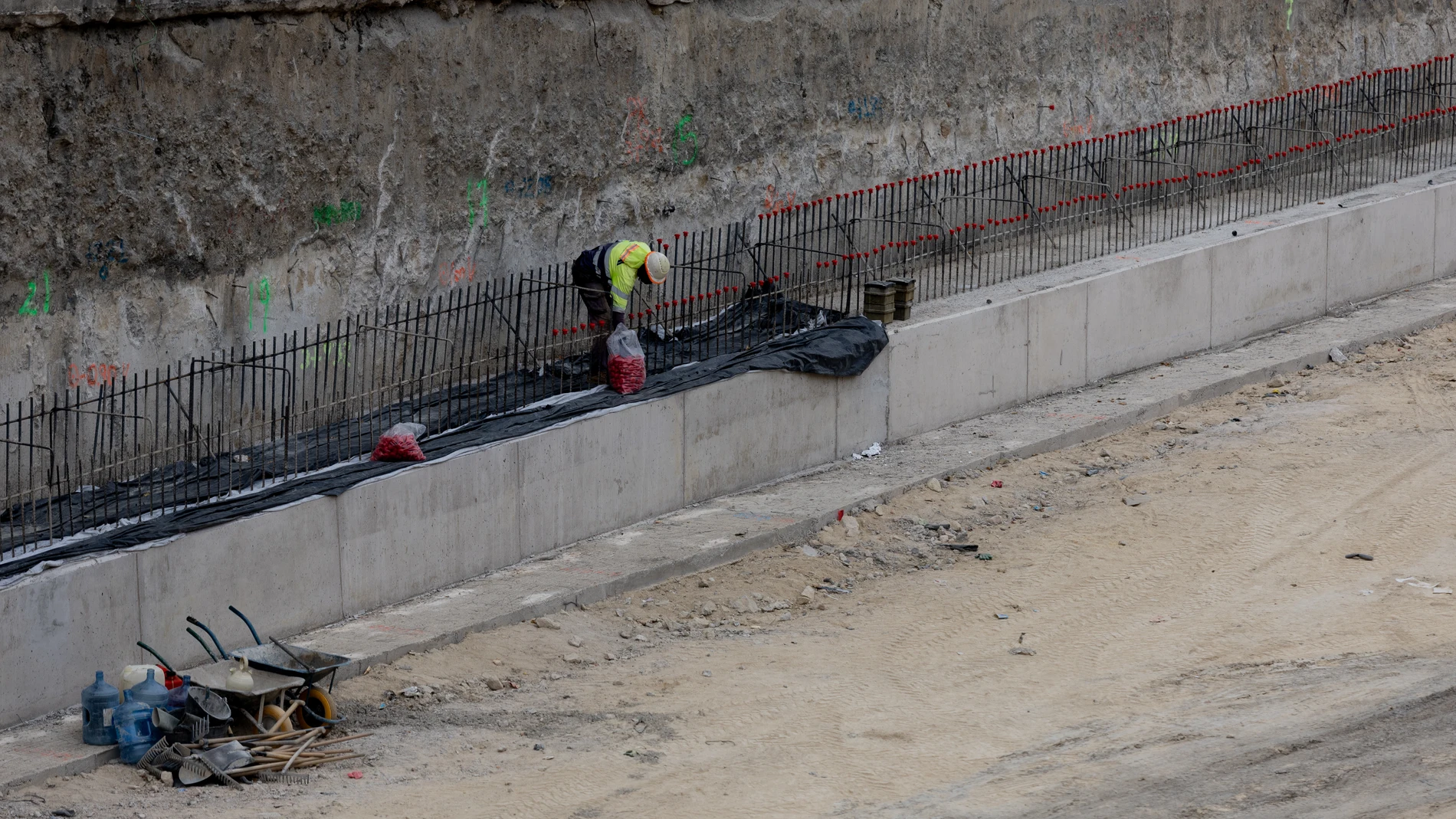 Operario trabajando en las obras de la autovía A5, a 23 de julio de 2025, en Madrid (España). Desde el pasado 18 de junio hasta el próximo 31 de agosto, han continuado las obras en la A-5 con una nueva fase, que implica con el cierre completo del túnel de la M-30 que conectaba la Avenida de Portugal en sentido Madrid. 23 JULIO 2025;SOTERRAMIENTO A5;MADRID;OBRAS;M-30 Eduardo Parra / Europa Press 23/07/2025