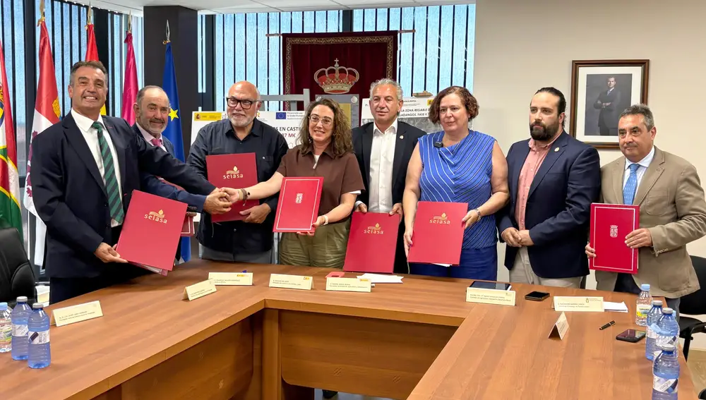 La consejera de Agricultura, María González, y el delegado del Gobieno, Nicanor Sen, entre otros, firman un convenio para la finalización de la segunda fase de las obras de modernización de la zona de regadío perteneciente a la Comunidad de Regantes del Canal de Villadangos, en León