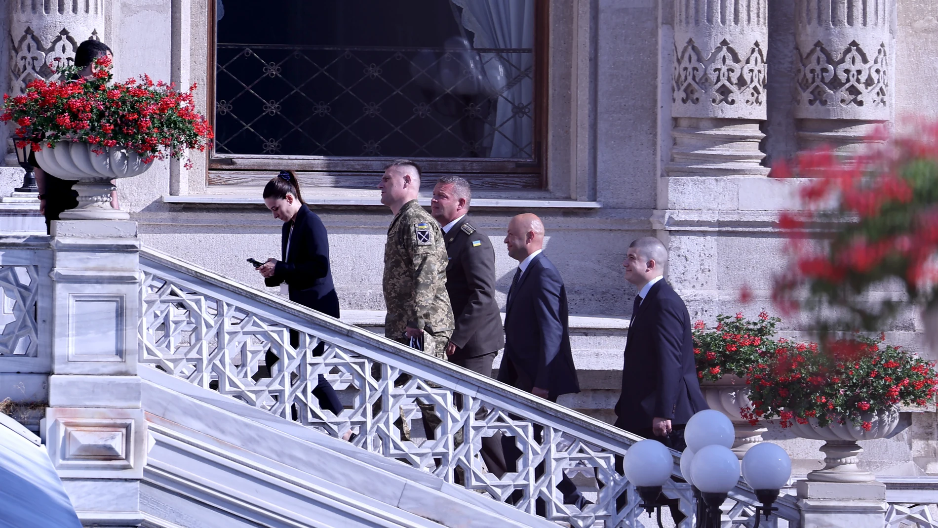 ISTANBUL (Turkey), 23/07/2025.- Members of the Ukrainian delegation arrive at Ciragan Palace for a new round of peace talks between Russia and Ukraine, Istanbul, Turkey, 23 July 2025. (Rusia, Turquía, Ucrania, Estanbul) EFE/EPA/TOLGA BOZOGLU