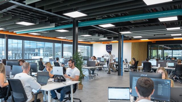 Empleados en la sede de UTAMED en Málaga