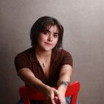 La literatura de Tamara Silva incomoda desde lo íntimo. En Larvas (Páginas de Espuma, 2025), su primer libro de cuentos, lo perturbador emerge desde lo cotidiano con una naturalidad inquietante