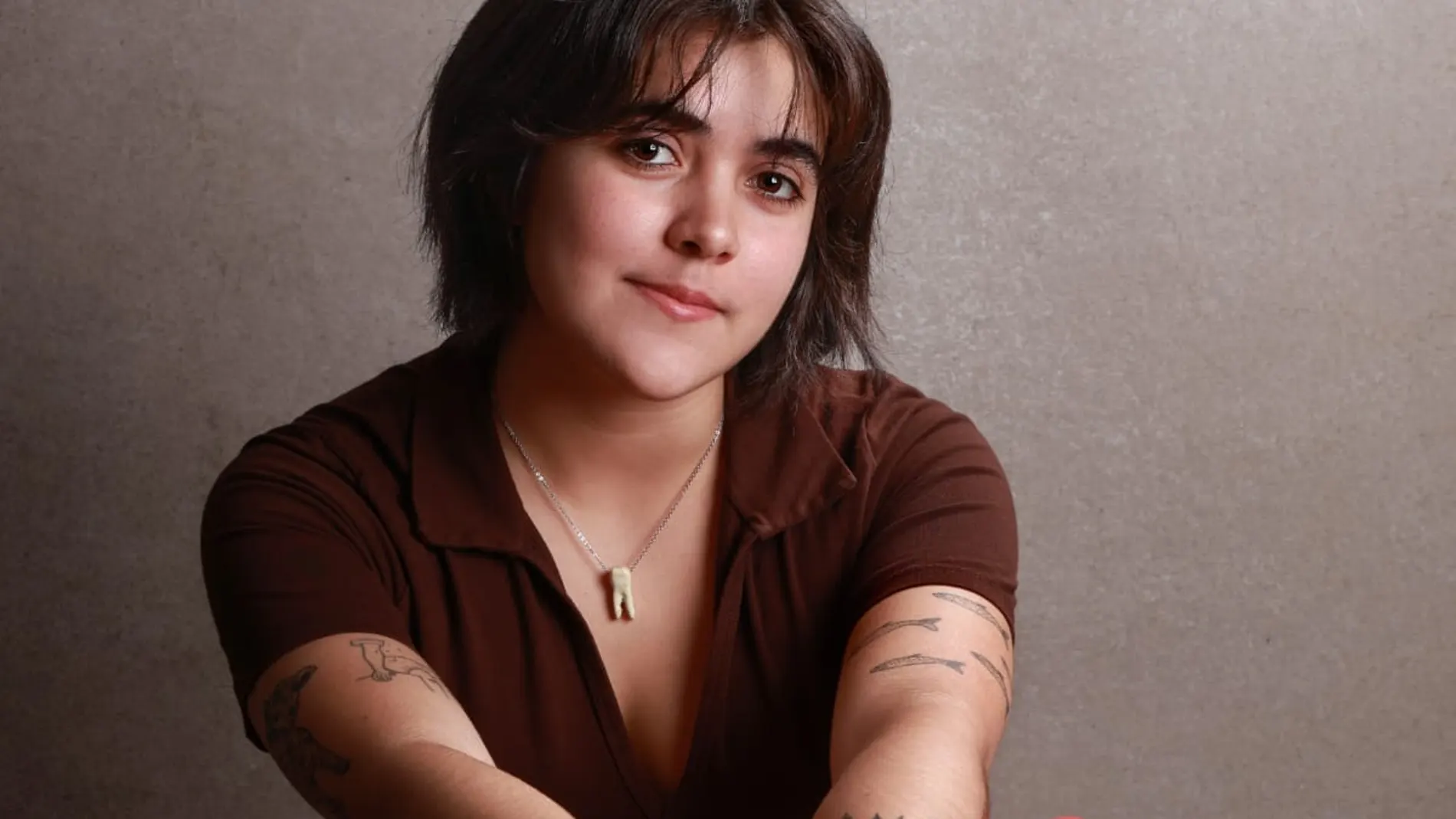 La literatura de Tamara Silva incomoda desde lo íntimo. En Larvas (Páginas de Espuma, 2025), su primer libro de cuentos, lo perturbador emerge desde lo cotidiano con una naturalidad inquietante