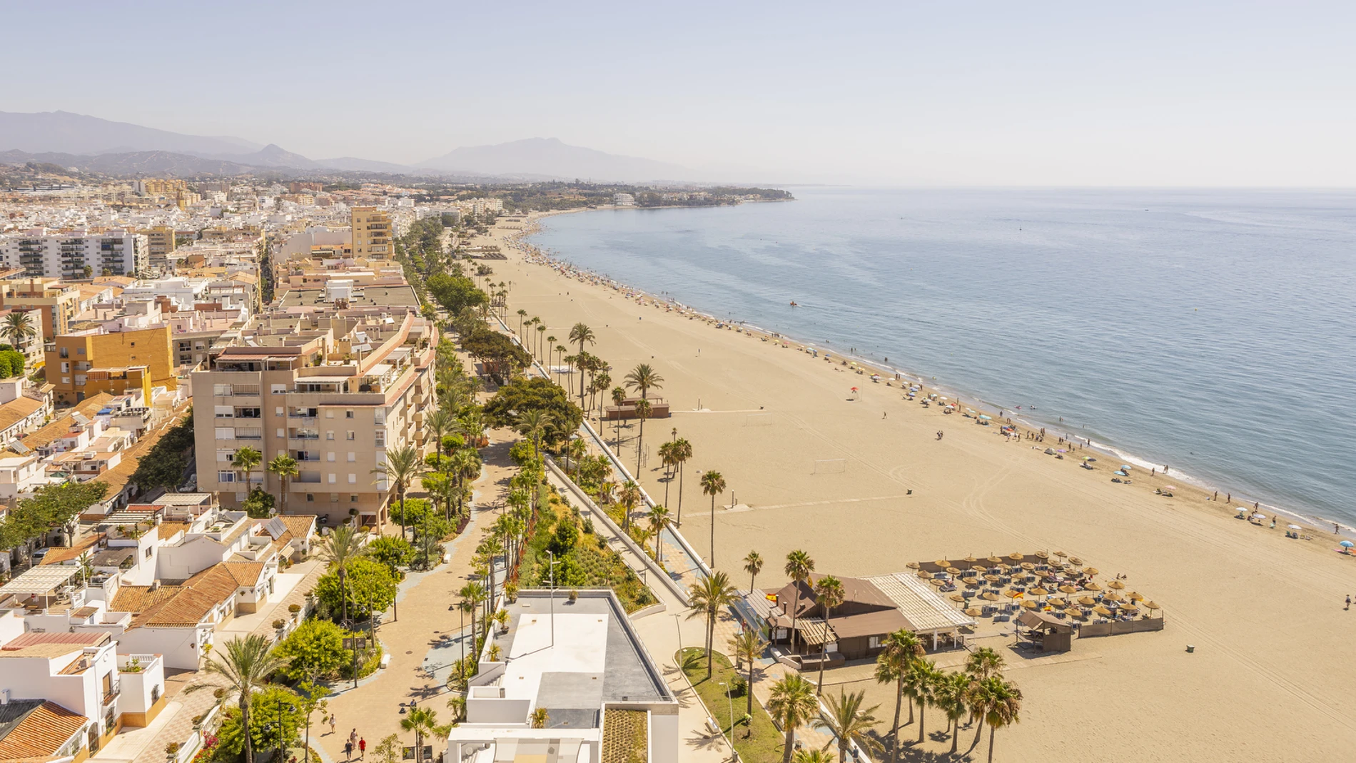 Vista aérea del paseo marítimo de Estepona