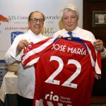 El presidente del Atlético de Madrid, Enrique Cerezo, junto a José María