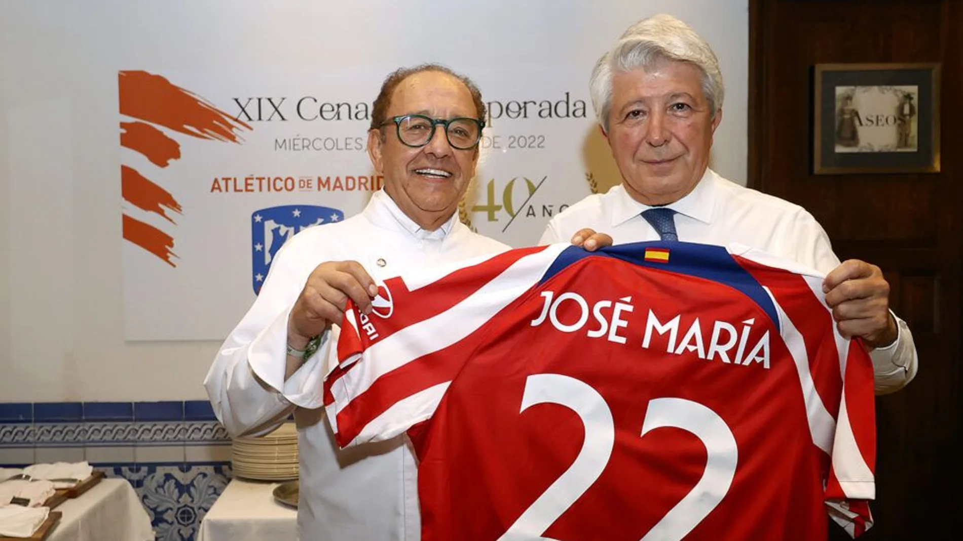 El presidente del Atlético de Madrid, Enrique Cerezo, junto a José María