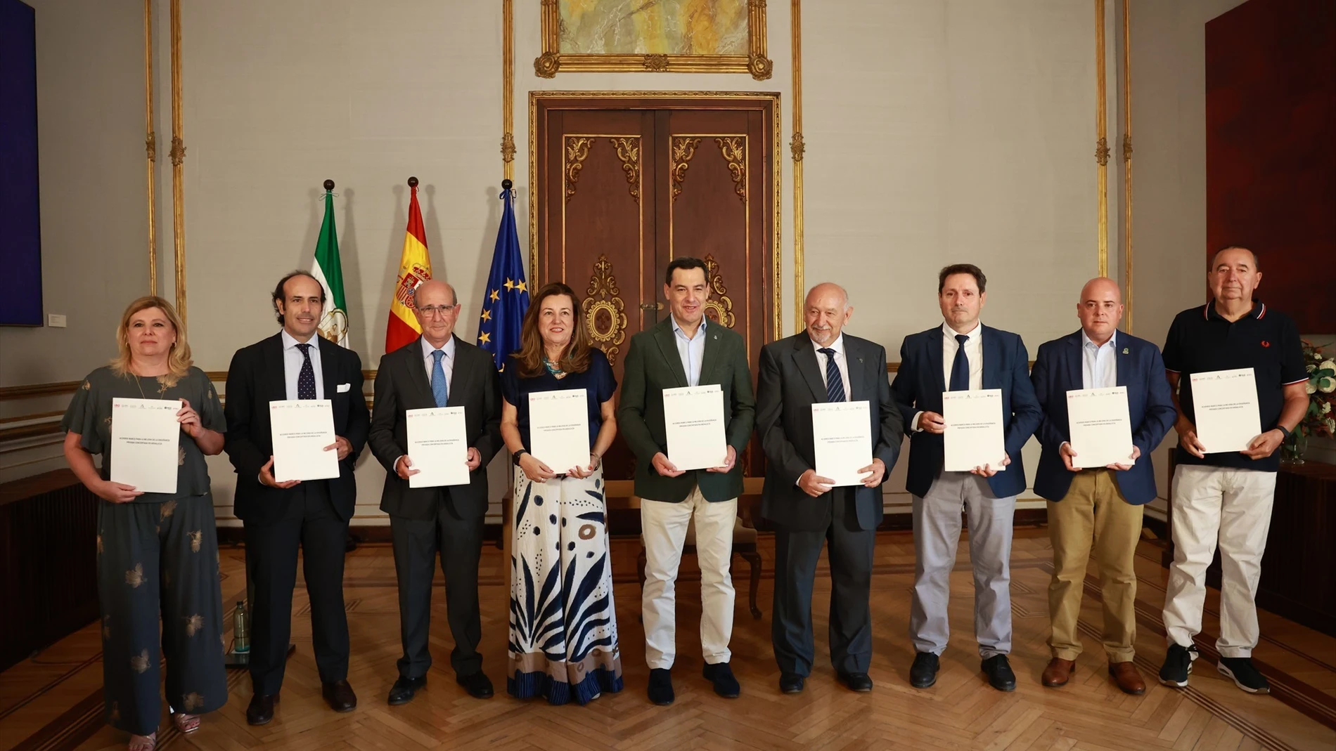 El presidente de la Junta de Andalucía, Juanma Moreno, firma en el Palacio de San Telmo con la patronal y los sindicatos de la Educación Concertada un acuerdo para la mejora de la enseñanza concertada.