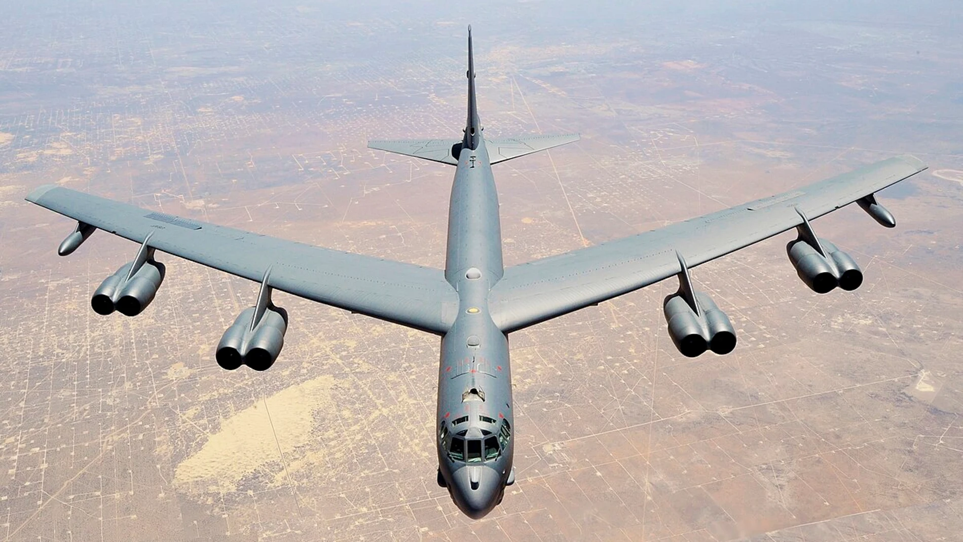 Aparece un bombardero visto desde arriba sobrevolando territorio estadounidense