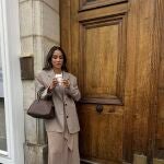 Influencer con blazer de lino.
