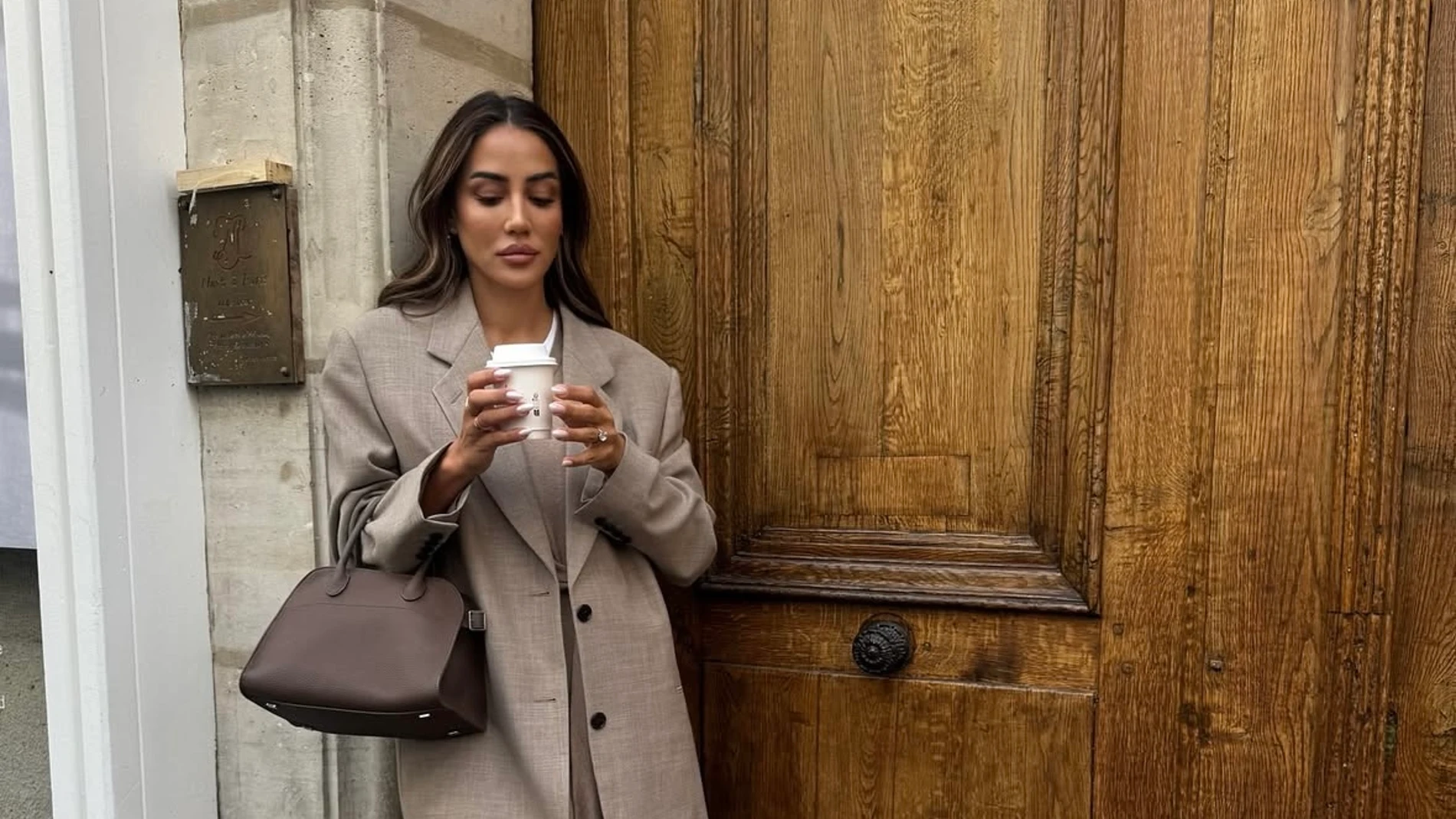 Influencer con blazer de lino.