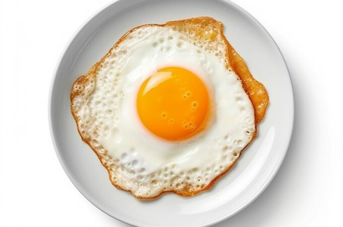 Con qué sustituir al aceite para que tus huevos fritos no queden grasientos: no es por mantequilla
