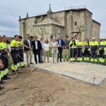 La consejera de Industria, Comercio y Empleo, Leticia García, visita los trabajos que se desarrollan en el Ayuntamiento de Navas del Marqués, en Ávila, al amparo de los programas de empleo local financiados por la Junta