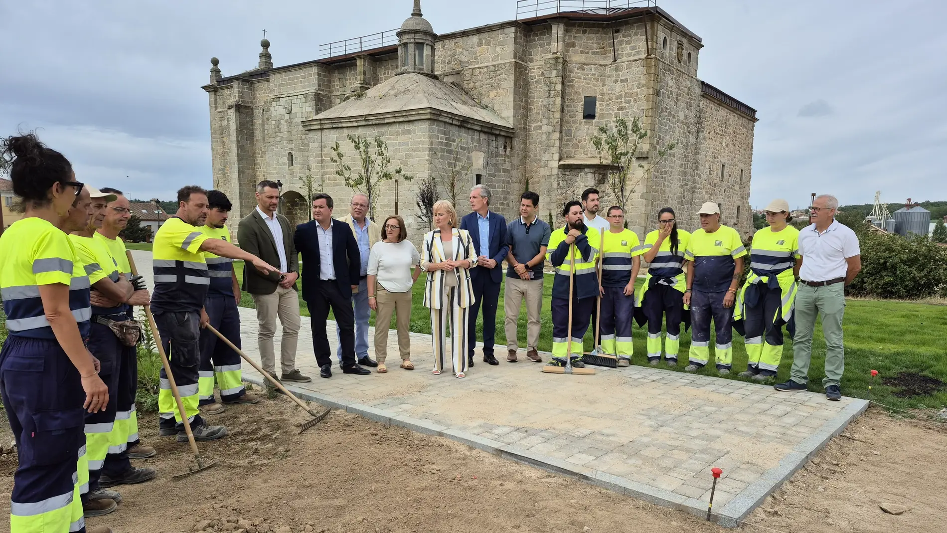 La consejera de Industria, Comercio y Empleo, Leticia García, visita los trabajos que se desarrollan en el Ayuntamiento de Navas del Marqués, en Ávila, al amparo de los programas de empleo local financiados por la Junta