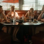 Jeremy Swift, Hannah Waddingham, Juno Temple y Jason Sudeikis en 'Ted Lasso'