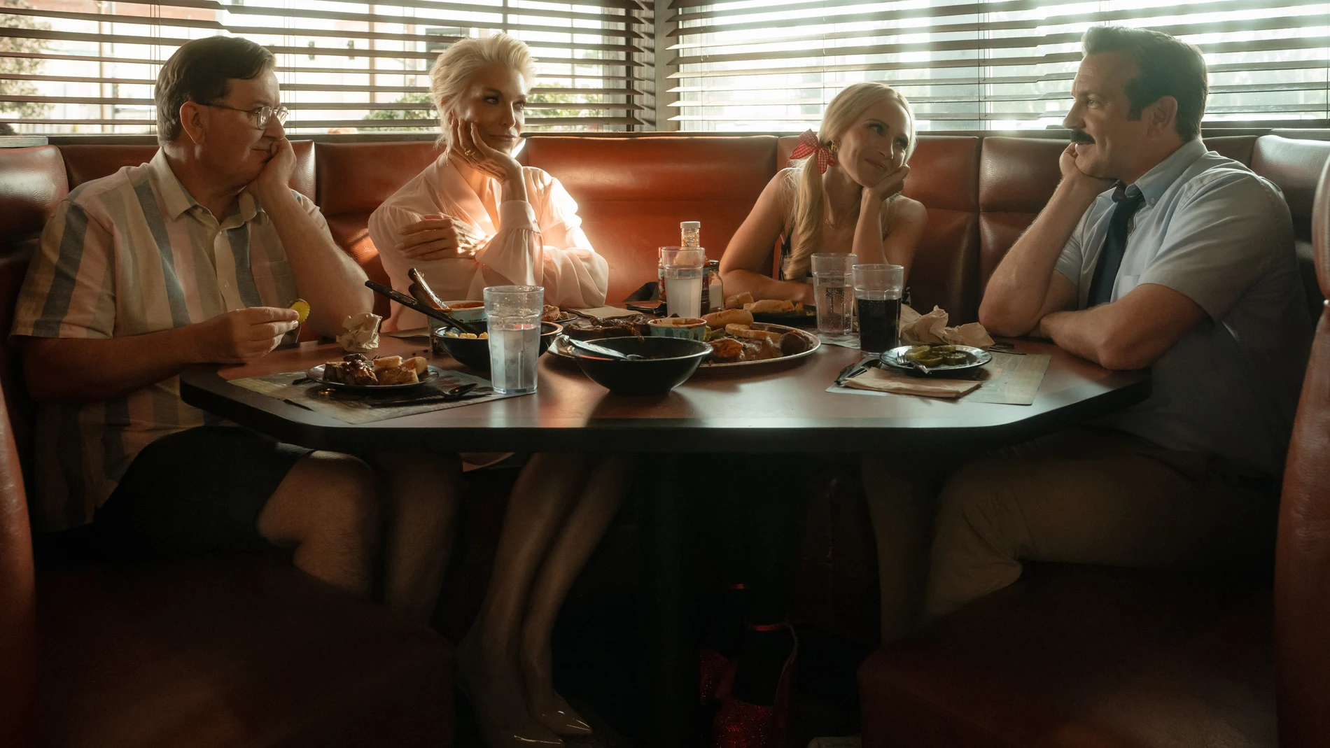 Jeremy Swift, Hannah Waddingham, Juno Temple y Jason Sudeikis en 'Ted Lasso'