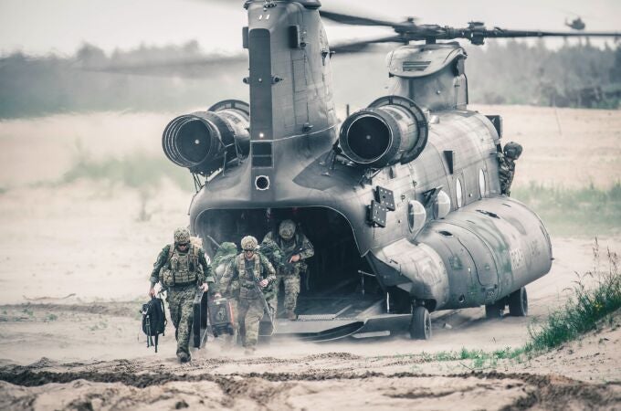 Tropas de artillería desembarcando de un CH-47 Chinook