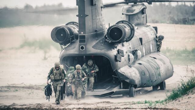 Tropas de artillería desembarcando de un CH-47 Chinook