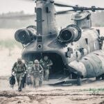 Tropas de artillería desembarcando de un CH-47 Chinook