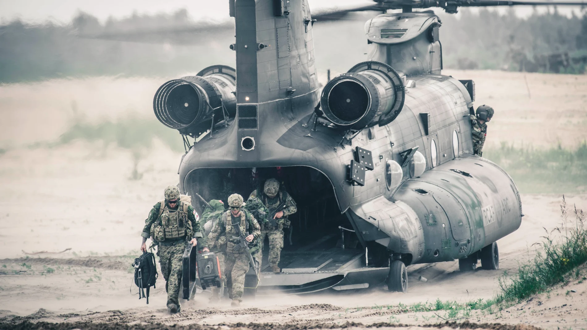 Tropas de artillería desembarcando de un CH-47 Chinook
