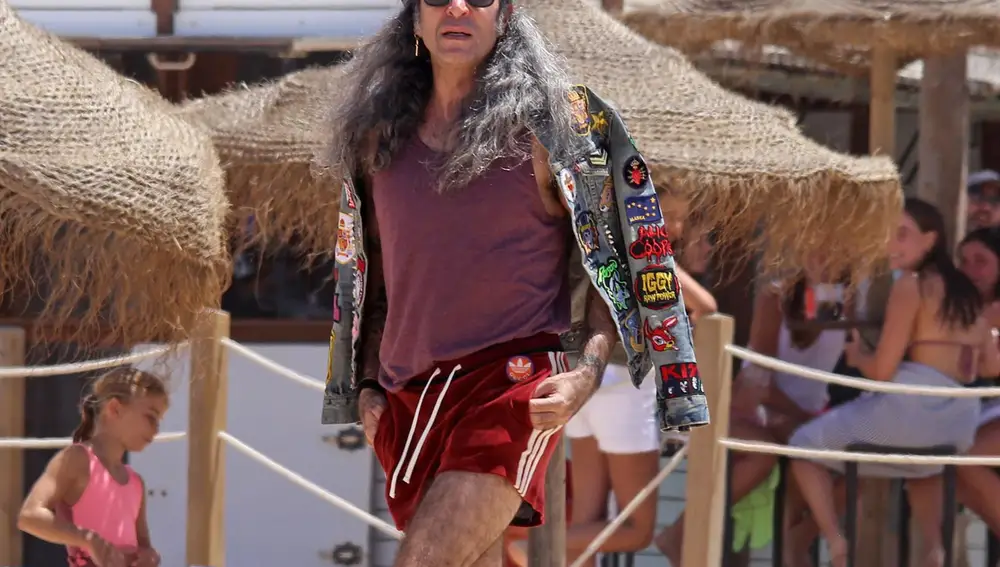 Mario Vaquerizo acapara todas las miradas durante sus vacaciones en Cádiz con su particular look playero