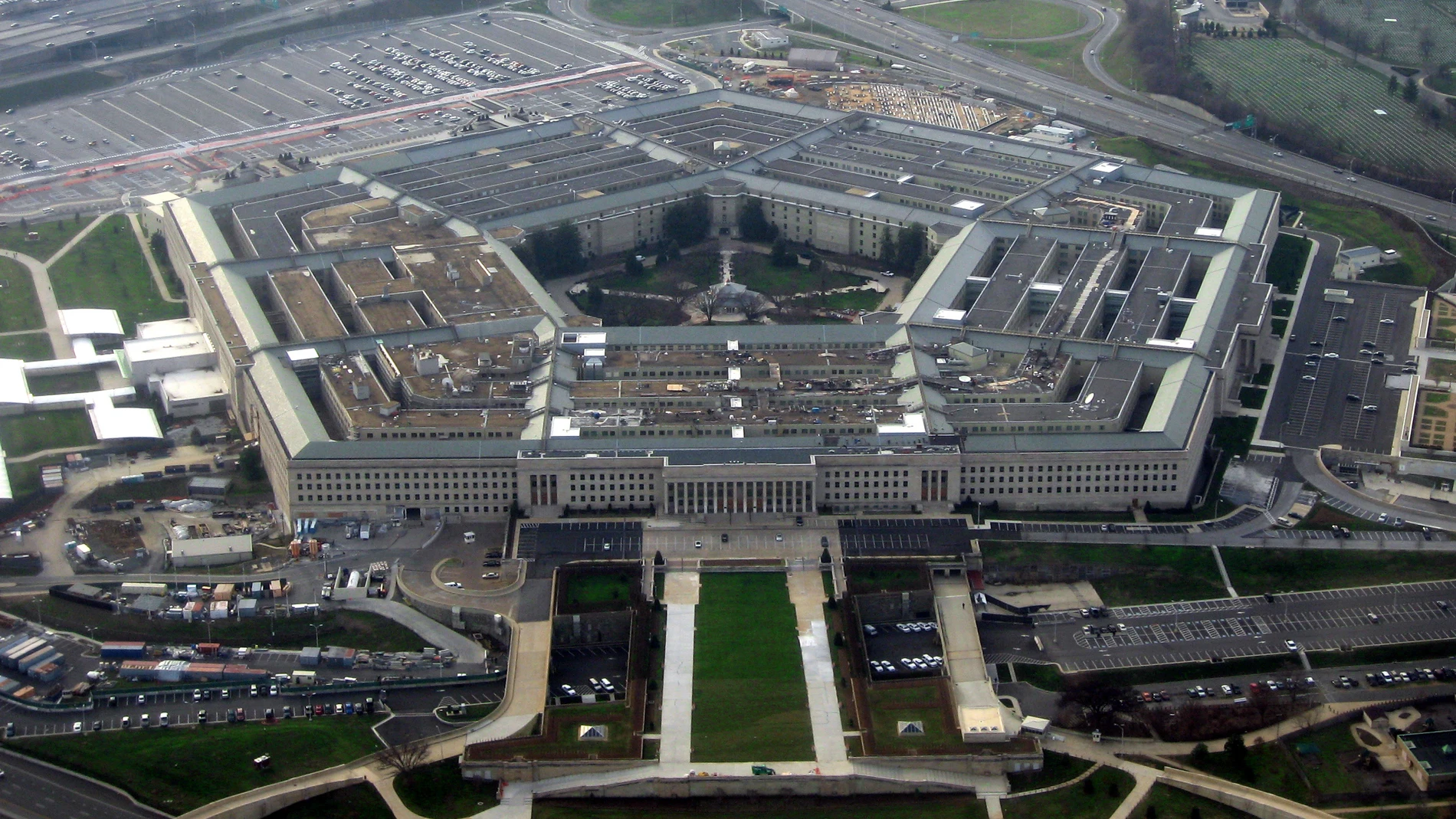 Aparece un edificio con cinco puntas llamado Pentágono en el que residen las máximas autoridades militares de Estados Unidos