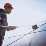 No sirve el agua: la bebida que debes beber si trabajas al sol en plena ola de calor