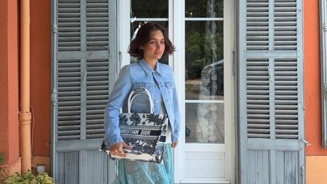 Influencer con shopper para ir a la oficina.