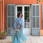 Influencer con shopper para ir a la oficina.