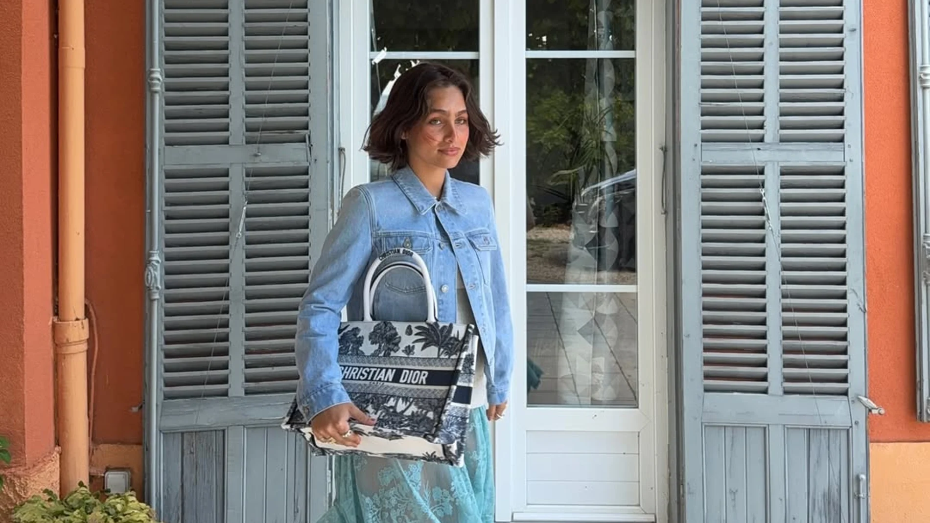 Influencer con shopper para ir a la oficina.