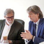 El secretario general del PSOECyL, Carlos Martínez, y el presidente de CEOE CyL, Santiago Aparicio