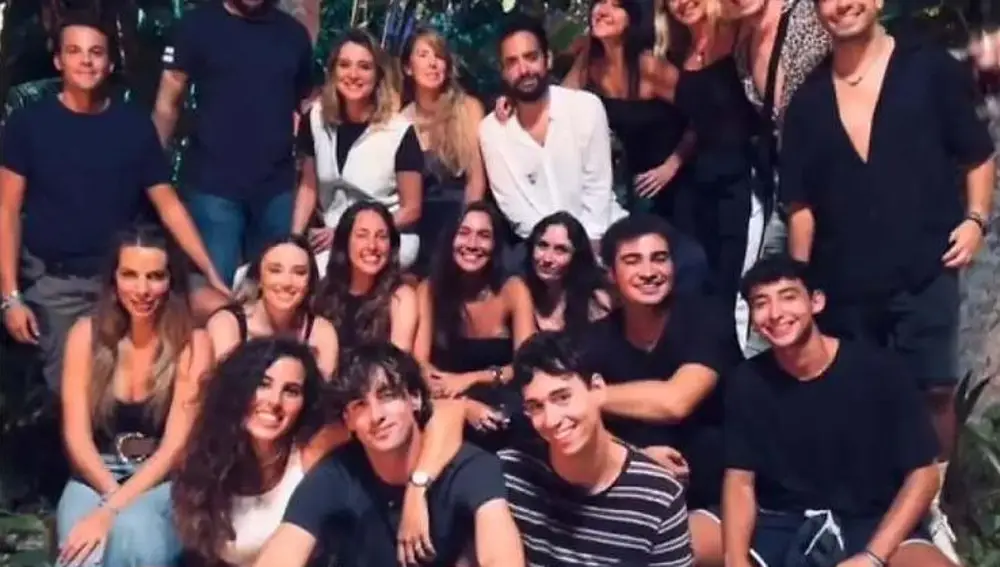 Juan del Val Roca junto al equipo técnico de 'La isla de las tentaciones'
