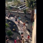 La 'Guerra de las Hamacas' vuelve a estallar en Canarias: turistas madrugan más que los gallos para conquistar la piscina