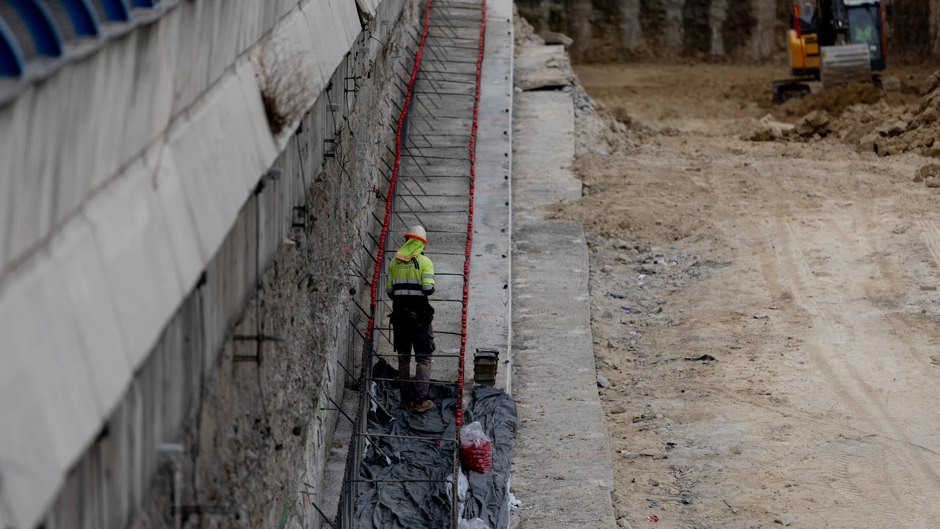 Operario trabajando en las obras de la autovía A5, a 23 de julio de 2025, en Madrid (España). Desde el pasado 18 de junio hasta el próximo 31 de agosto, han continuado las obras en la A-5 con una nueva fase, que implica con el cierre completo del túnel de la M-30 que conectaba la Avenida de Portugal en sentido Madrid. 23 JULIO 2025;SOTERRAMIENTO A5;MADRID;OBRAS;M-30 Eduardo Parra / Europa Press 23/07/2025